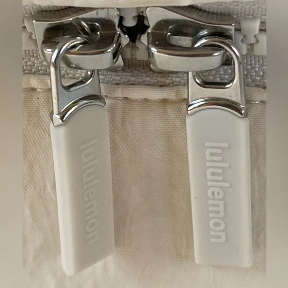 Lululemon Oval Top Access Kit Vol 3.5 L in White Opal - Picture 4 of 14